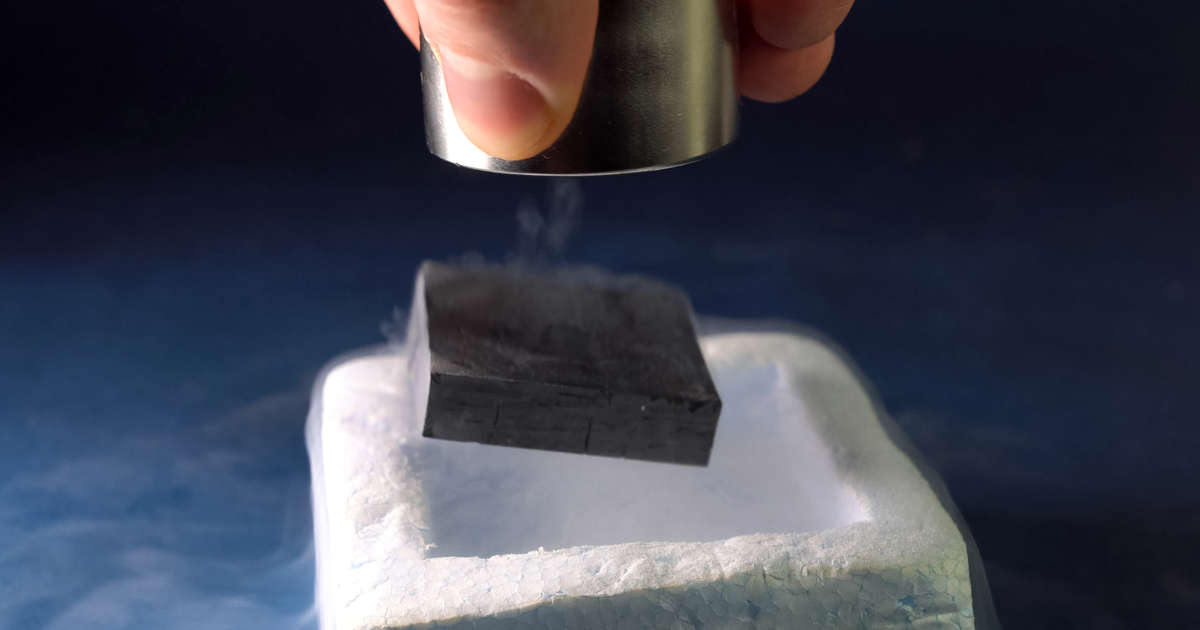 geekfeel_blog's tweet card. Desde su papel en las fuerzas fundamentales, los bosones demuestran cómo las leyes de la física se manifiestan en todos los niveles, desde lo subatómico hasta lo macroscópico.