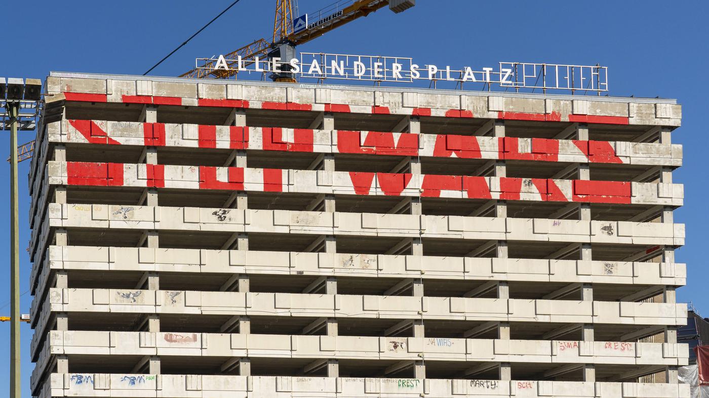 _birgitrieger's tweet card. Das Künstlerkollektiv Frankfurter Hauptschule unterrichtet eine Bühnenbild-Klasse an der UdK. Ein Gespräch über den Weltuntergang und die Kunst.