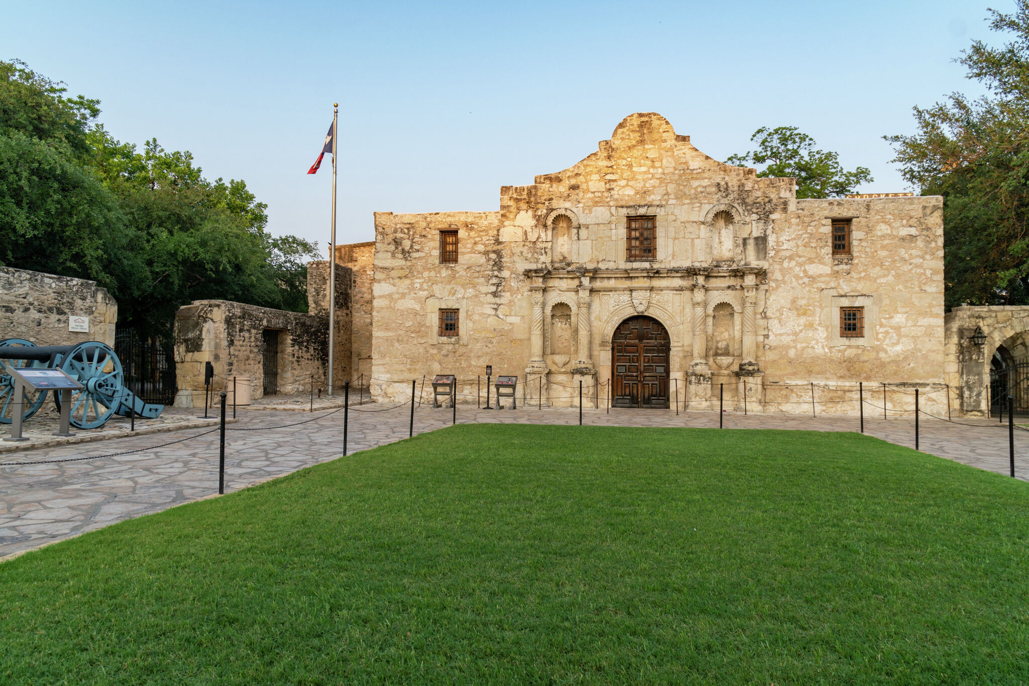 ManimalRamon's tweet card.  San Antonio Mayor Gina Ortiz Jones called her resignation a "huge loss for the state." 