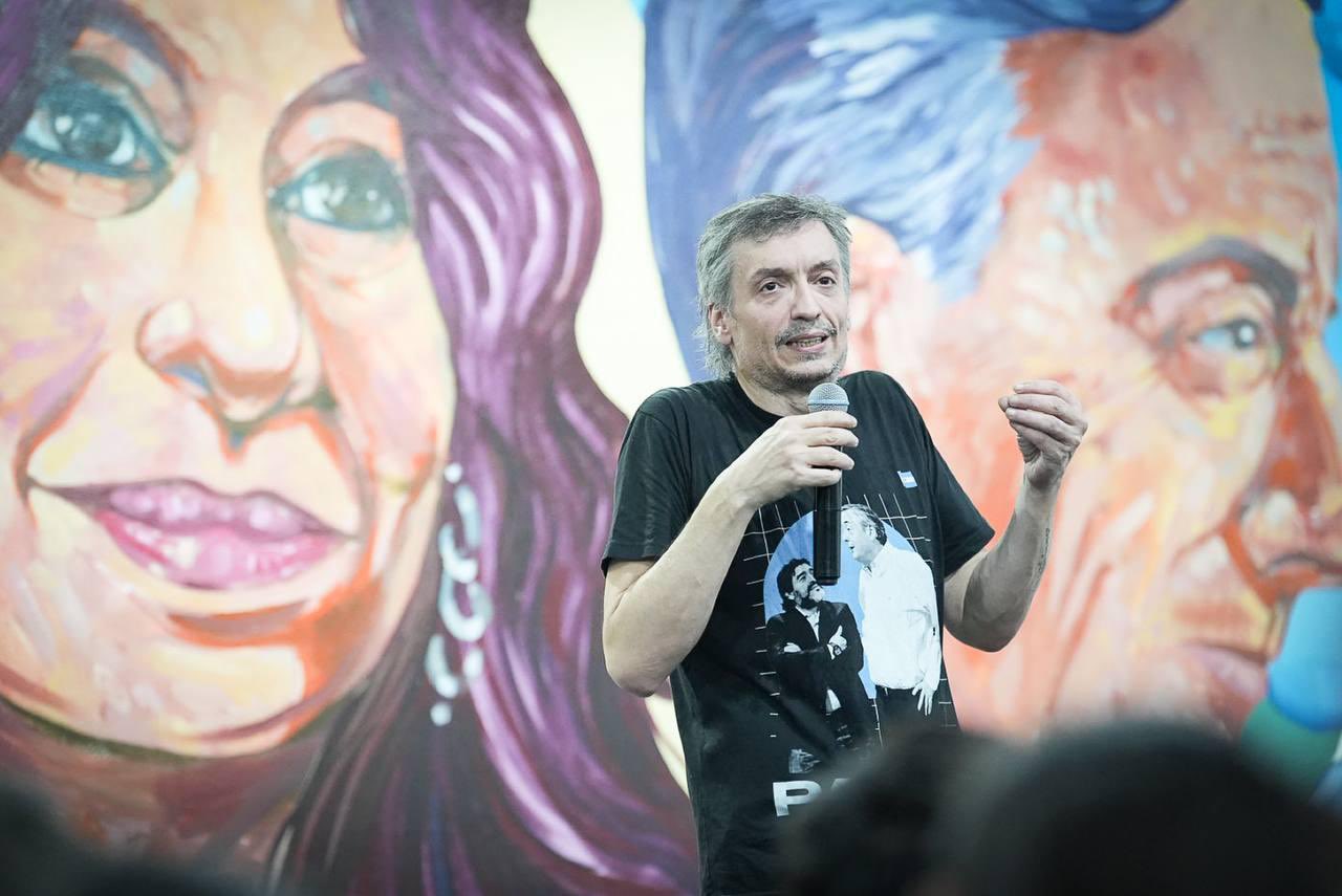 Contraeditor's tweet card. Máximo Kirchner reapareció este sábado con un duro discurso durante la inauguración del Ateneo Néstor, en el sur del conurbano,