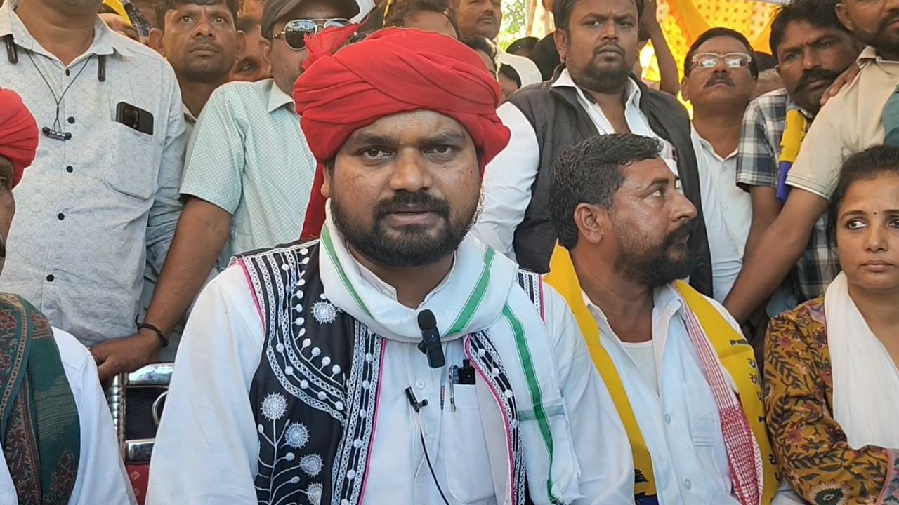 tv9gujarati's tweet card. ગુજરાતમાં આમ આદમી પાર્ટીના ફાયરબ્રાંડ નેતા ચૈતર વસાવાએ ભાજપ પર મોટો આરોપ લગાવ્યો છે. વસાવાએ છોટાઉદેપુરની સભામાં કહ્યુ કે મને આમ આદમી પાર્ટી છોડીને ભાજપમાં જોડાવા માટે દબાણ કરવામાં આવી રહ્યુ છે પરંતુ...