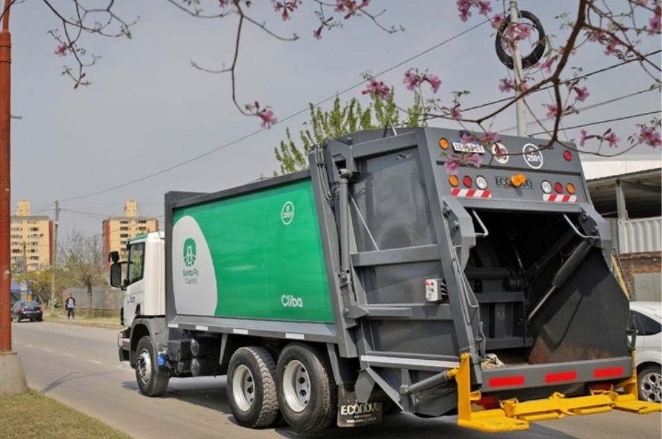 radiolt10's tweet card. La Municipalidad comunicó los servicios que se prestarán en la ciudad durante el fin de semana largo, donde se celebra el Día de la Soberanía Nacional.