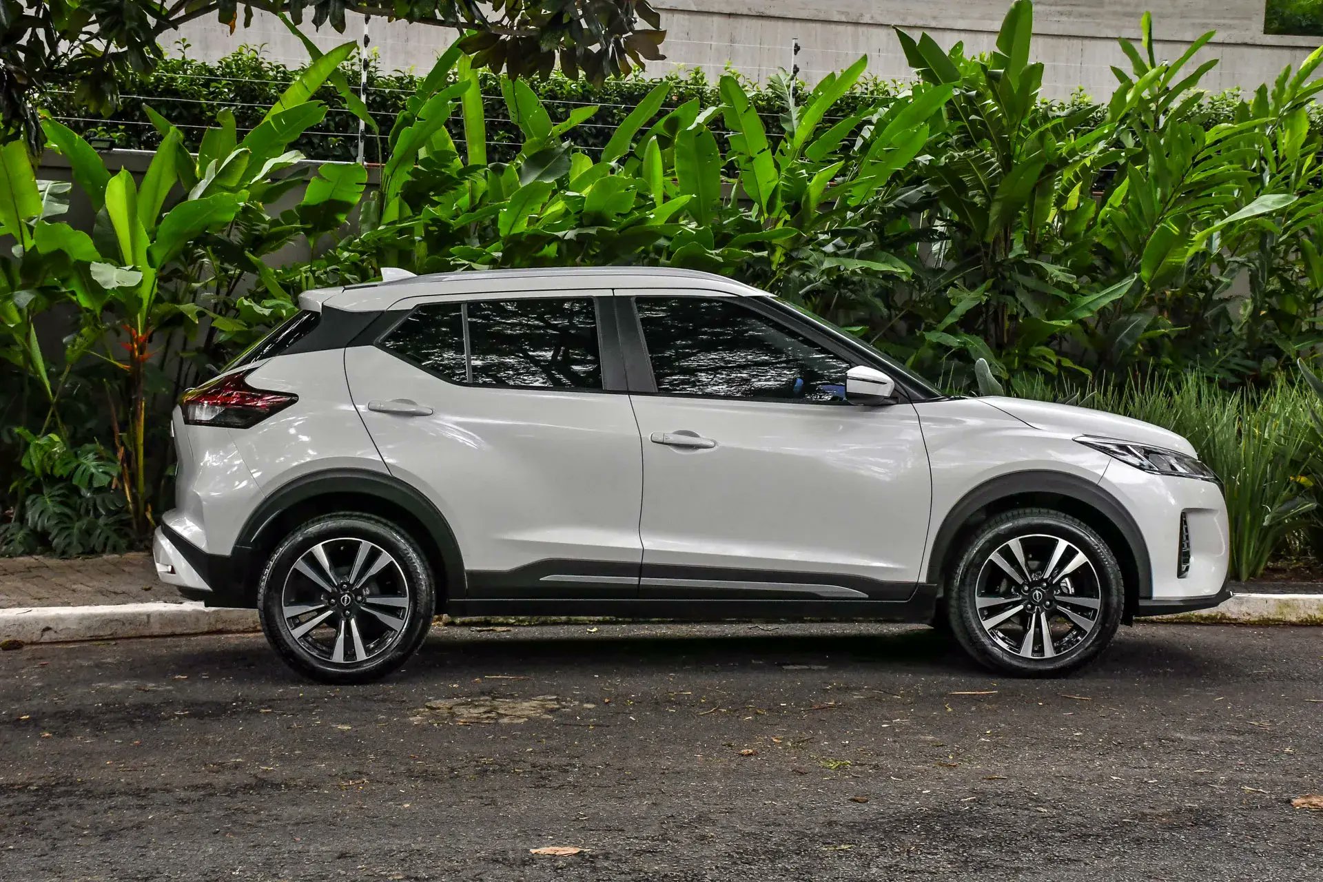 WebMotors's tweet card. Nissan Kicks foi o carro novo mais procurado na Webmotors em abril, seguido pelo Hyundai Creta. Entre os usados, o mais buscado foi o Onix.