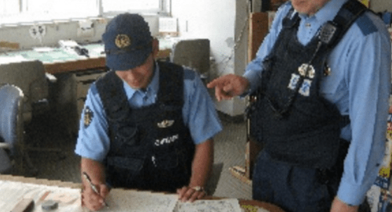 ohka0327's tweet card. 女「この人触りました」 冤罪なのに連行された俺、ある一言を呟いた瞬間、 警察と被害者女性が青ざめた。 女「許し…