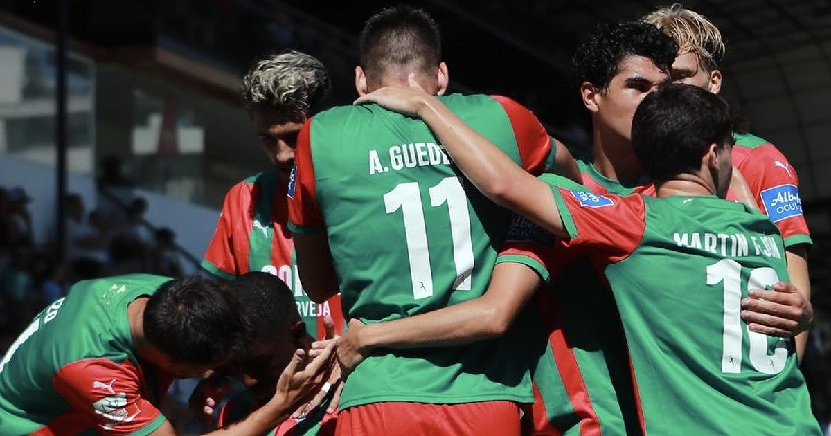 Sportinforma_'s tweet card. A formação madeirense levou a melhor perante o Penafiel, este domingo, depois de vencer por 2-1 e se colocar na liderança do segundo escalão com 23 pontos.