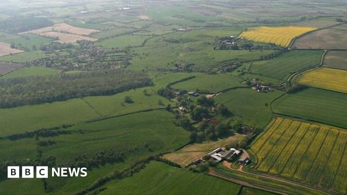 geekygeography's tweet card. A 3.9-magnitude tremor centred in Grimsby is widely reported across parts of England.