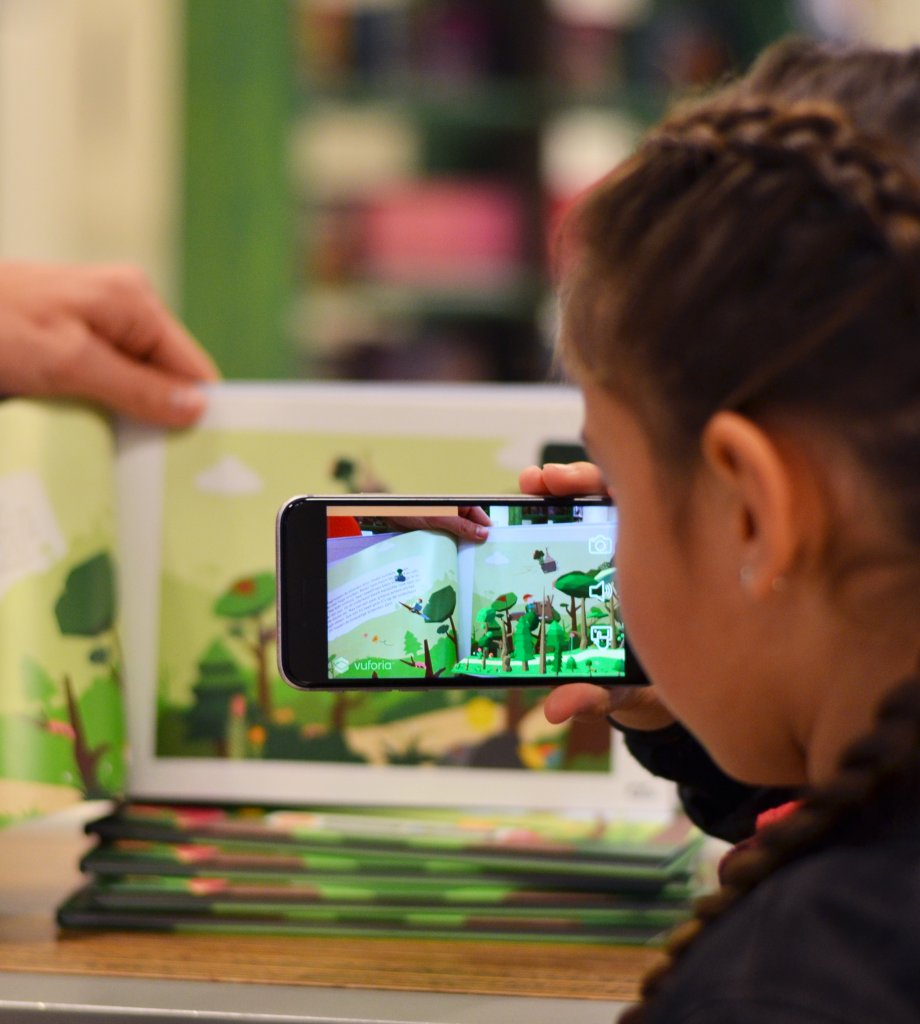 ARmazingmedia's tweet card. Wie dacht dat boeken verleden tijd zijn voor kinderen van tegenwoordig, had buiten de start-up ARmazing gerekend. Door gebruik te maken van Augmented Reality brengen drie jonge ondernemers uit...