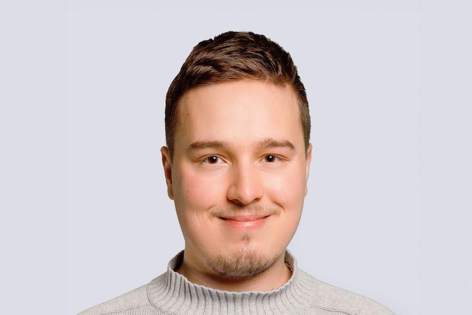 krissekulha's tweet card. Algoritmien käyttö johtamisessa ja työntekijöiden valvonnassa on yleistynyt varastotyössä ja puhelinmarkkinoinnissa. Näillä toimialoilla työskentelevistä jopa 87 prosenttia johdetaan tietojärjestel...