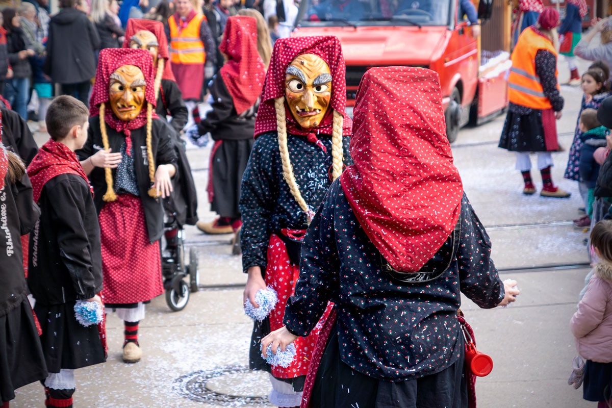 Cotad_Blog's tweet card. Le Carnaval de Kehl (fastnacht) se tient chaque année en février. Pendant tout le week-end, les sorcières et autres monstres chassent l’hiver dans une grande parade.