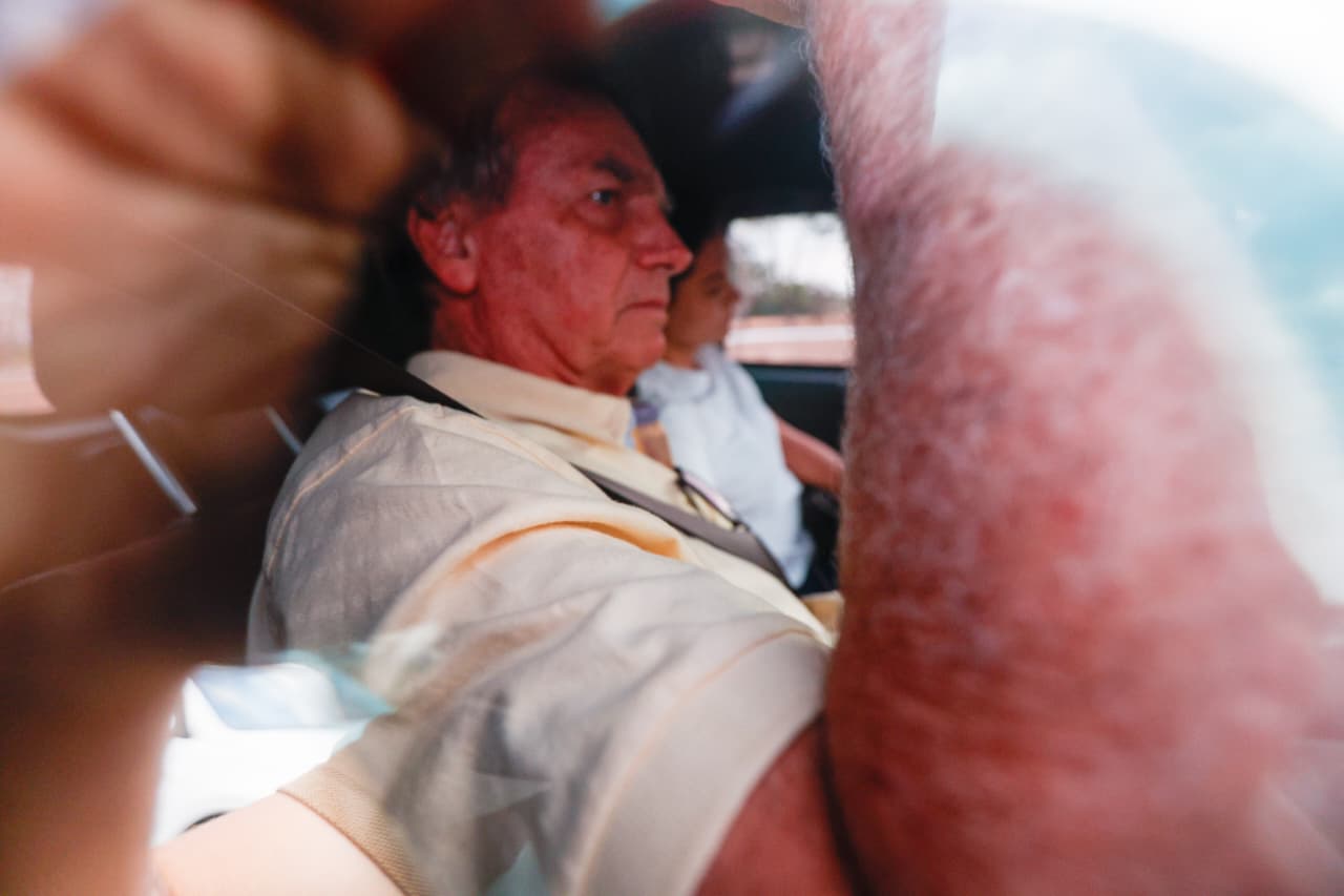 Metropoles's tweet card. Ex-presidente também disse que a mistura de remédios o deixou ansioso e levou à decisão de mexer no equipamento