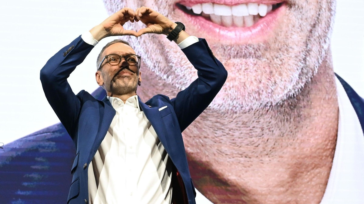 Newsflix_at's tweet card. Österreichs Troika wirbt in New York um einen UN-Sicherheitsrat-Sitz, während daheim "Tom Turbo" und Elch Emil für Diskussionen sorgen.