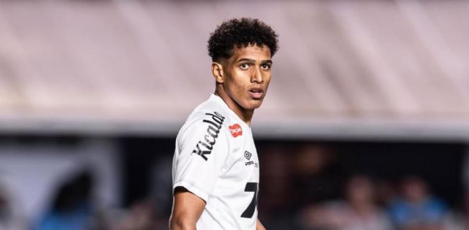 fcbarcelonar_'s tweet card. في البرازيل يشيرون إلى وجود مرشح جديد لتدعيم الجهة اليسرى في نادي برشلونة.