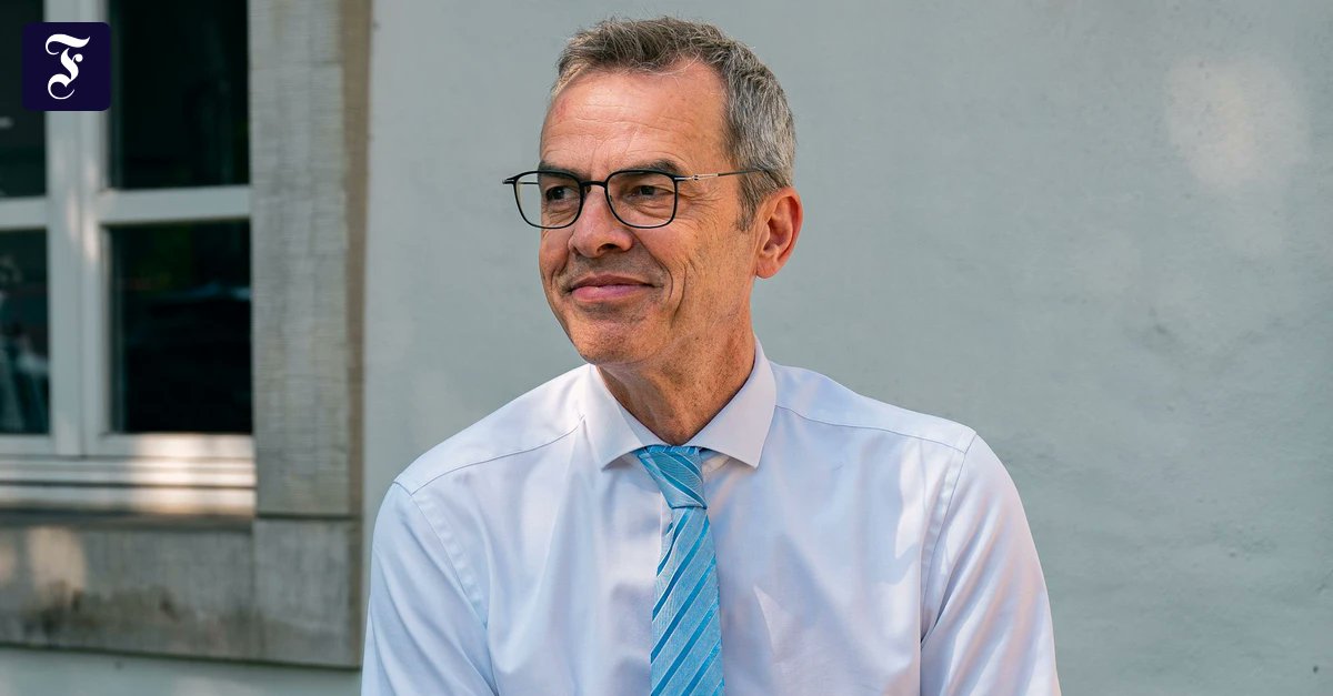 FAZ_Politik's tweet card. Politiker aus Bund und Ländern belasten die Kommunen, um Wohltaten zu verteilen. Ein ehemaliger Bürgermeister sagt: Damit riskieren sie die Glaubwürdigkeit des Staates.