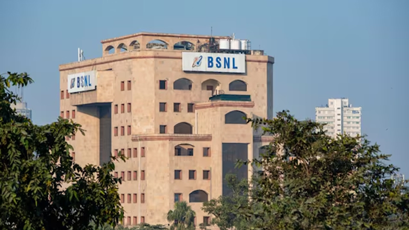 publictvnews's tweet card. ನವದೆಹಲಿ: ಸರ್ಕಾರಿ ಸ್ವಾಮ್ಯದ ಟೆಲಿಕಾಂ ಸಂಸ್ಥೆ ಭಾರತ್‌ ಸಂಚಾರ್‌ ನಿಗಮ್‌ ಲಿಮಿಟೆಡ್‌ (BSNL) 2007ರ ಬಳಿಕ ಇದೇ ಮೊದಲ ಬಾರಿಗೆ ಲಾಭದತ್ತ ಮರಳಿದೆ. ಜಿಯೋ, ಏರ್‌ಟೆಲ್‌ ಸೇವೆಗಳಲ್ಲಿ ಏರಿಕೆ