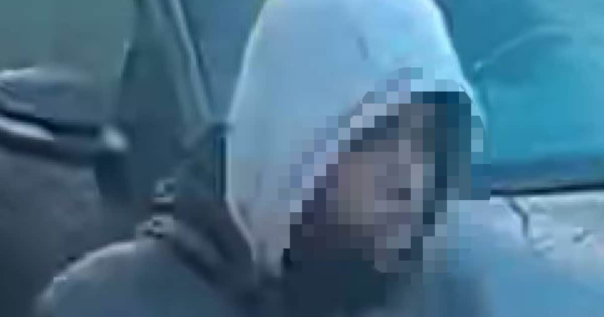 JoostNiemoller's tweet card. De politie heeft nieuwe beelden verspreid van de schutter die het in Rotterdam gemunt lijkt te hebben op volstrekt onschuldige slachtoffers. Donderdagochtend raakte een 81-jarige Rotterdammer...