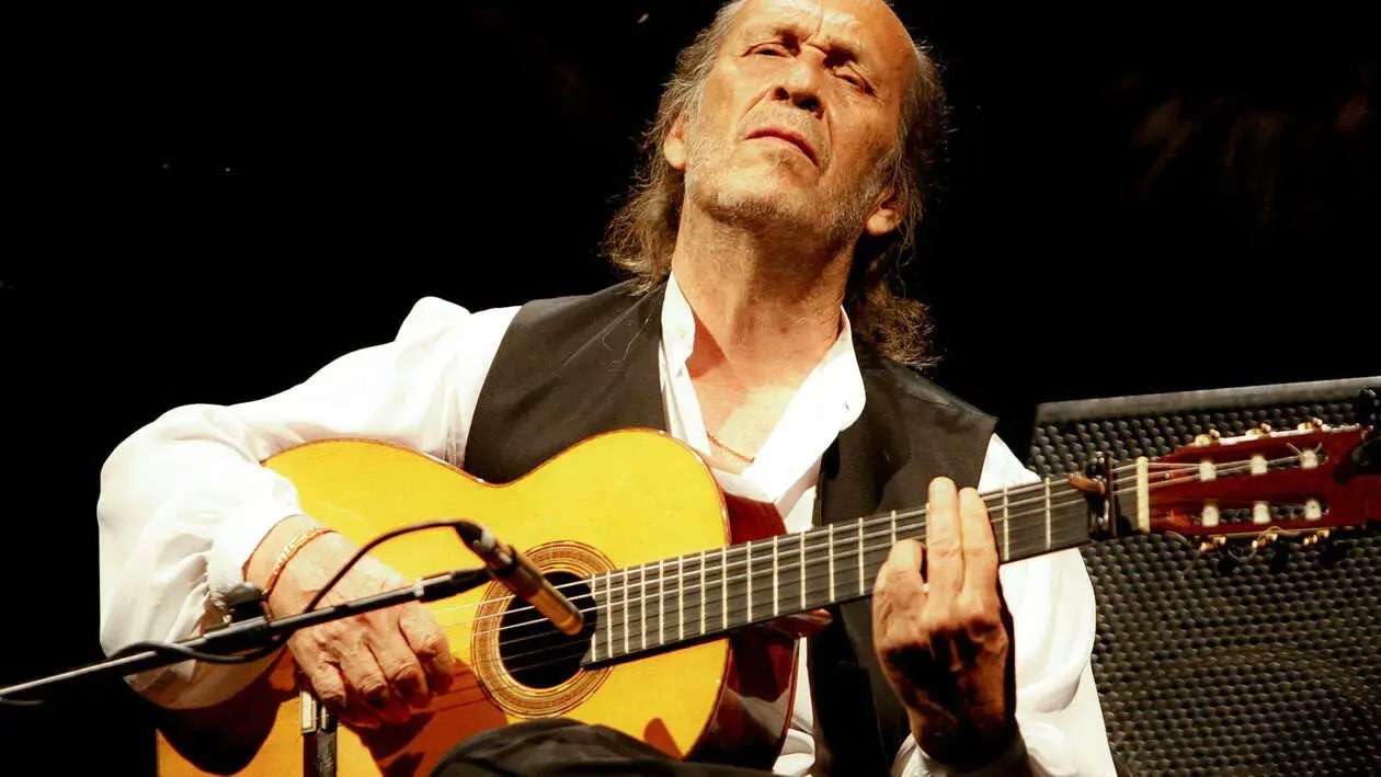 Diario_Pontev's tweet card. Dijo hace mil años Paco de Lucía que dejó de describirse como un izquierdista cuando ganó sus primeros dos millones de pesetas. Los ingresó en el banco. No d