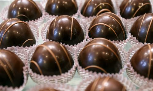 essfeed1's tweet card. In 2025, the global chocolate industry faces an unprecedented challenge: a severe cocoa shortage. This crisis, driven by climate change, plant diseases,