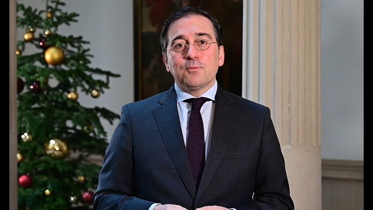 MAECgob's tweet card. Felicitación de Navidad del ministro José Manuel Albares - 2023