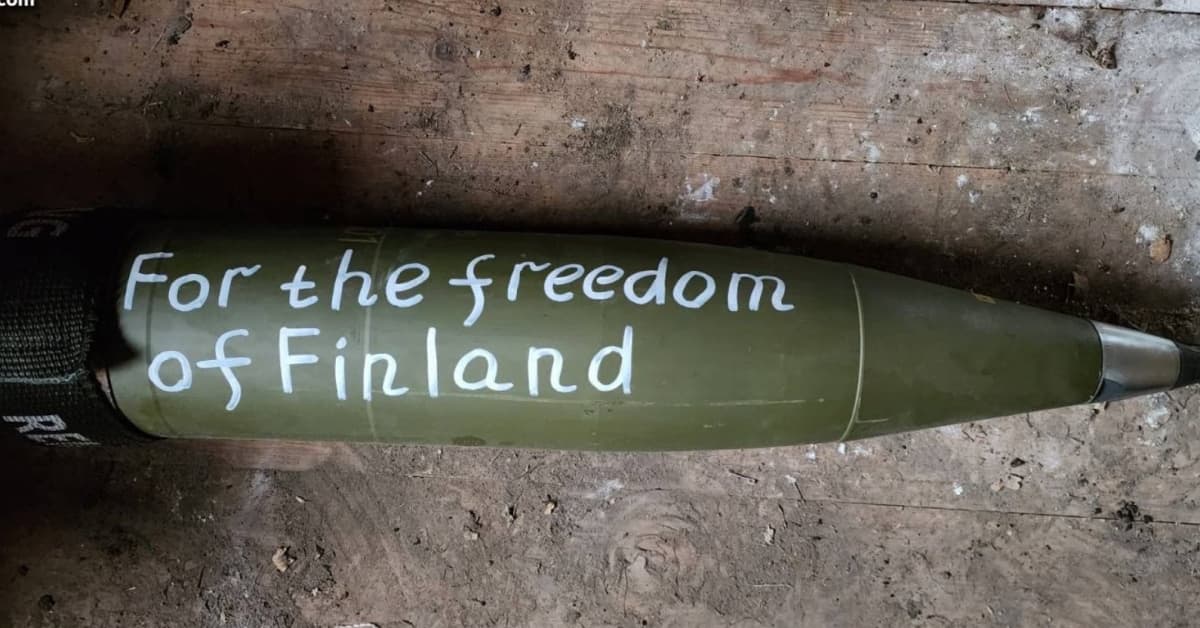 jojalonen's tweet card. Suomalaiset ovat ostaneet ukrainalaisesta verkkopalvelusta viestejä ammusten kylkeen jo runsaan 140 000 euron edestä. Yksi heistä kertoo olevansa ulkoasiainvaliokunnan puheenjohtaja Jussi Halla-aho.