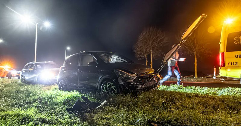 Auto rijdt verkeersbord omver na mislukte invoegmanoeuvre