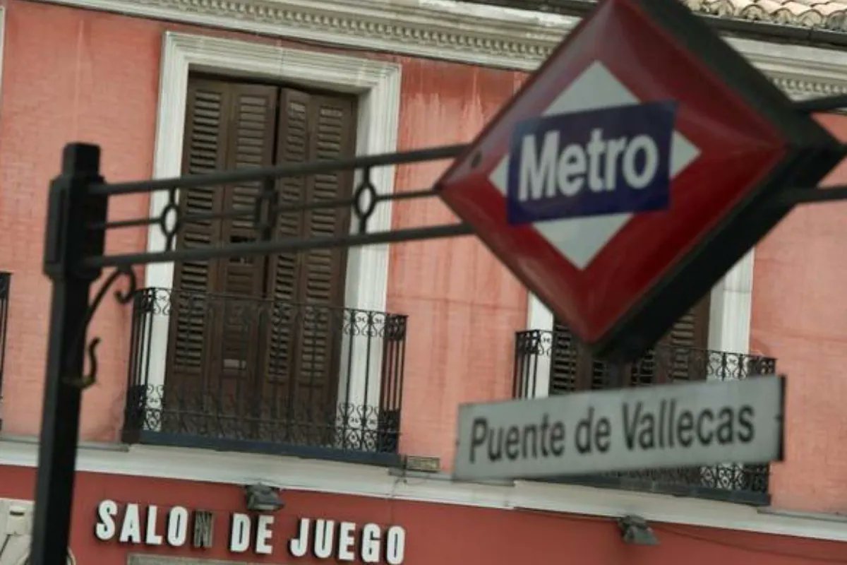 elmundoes's tweet card. Un hombre resultó herido grave el sábado por los disparos de dos policías que iban a reducirle y a los que trató de apuñalar cuando acudieron al domicilio en Vallecas en el...