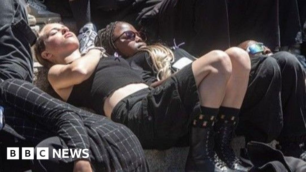 womenforchange5's tweet card. Fifteen women are killed every day in a country with one of the highest rates of gender violence in the world.