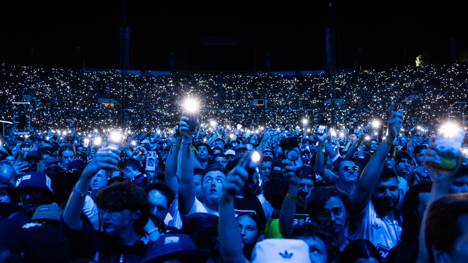 RollingStone's tweet card. Looking back at Oasis' mega-successful reunion tour, which brought a lot of joy to fans and brought out the best in the dudes in the crowd