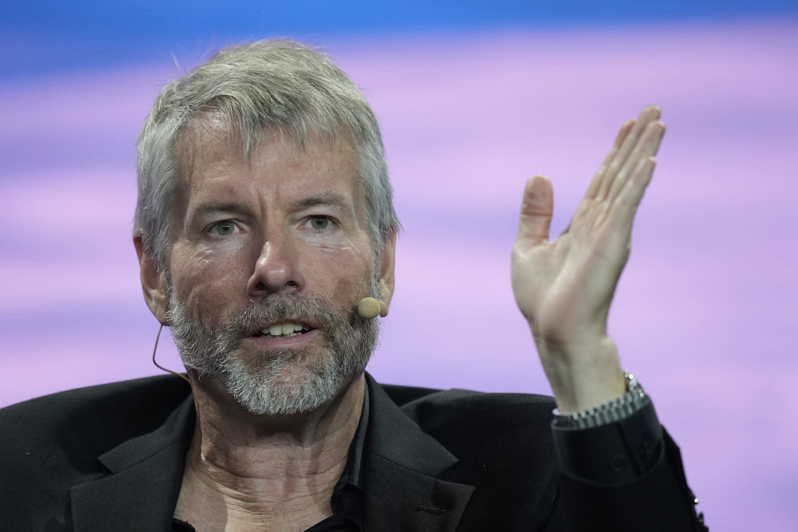 wikipushing's tweet card. MicroStategy CEO Michael Saylor wird von seinem Posten zurücktreten. Dem Unternehmen bleibt er aber als Executive Chairman erhalten.