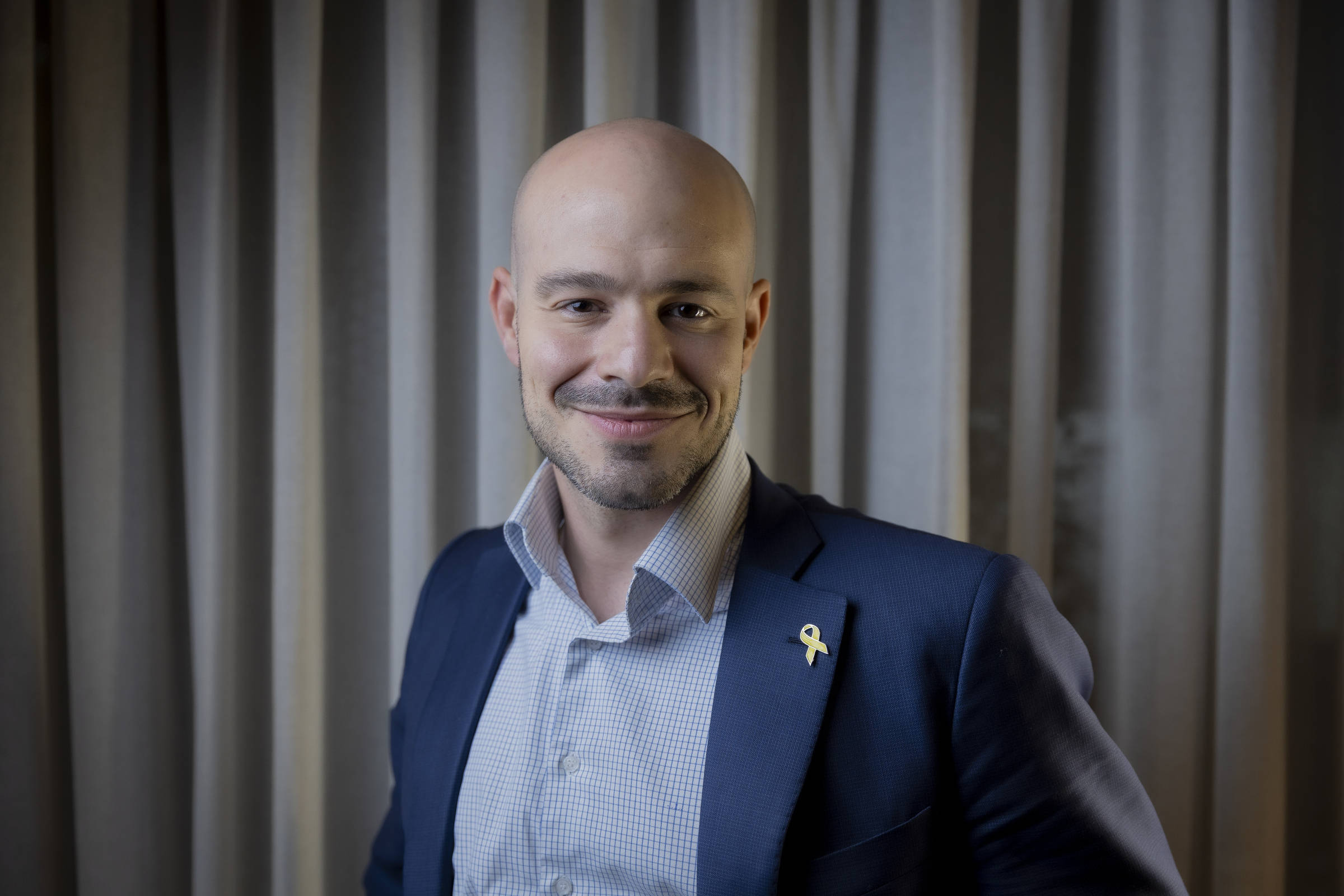 folha's tweet card. Ao silenciar palestrante com algazarra na USP, universitários mostram que são incapazes de debater de forma livre e racional