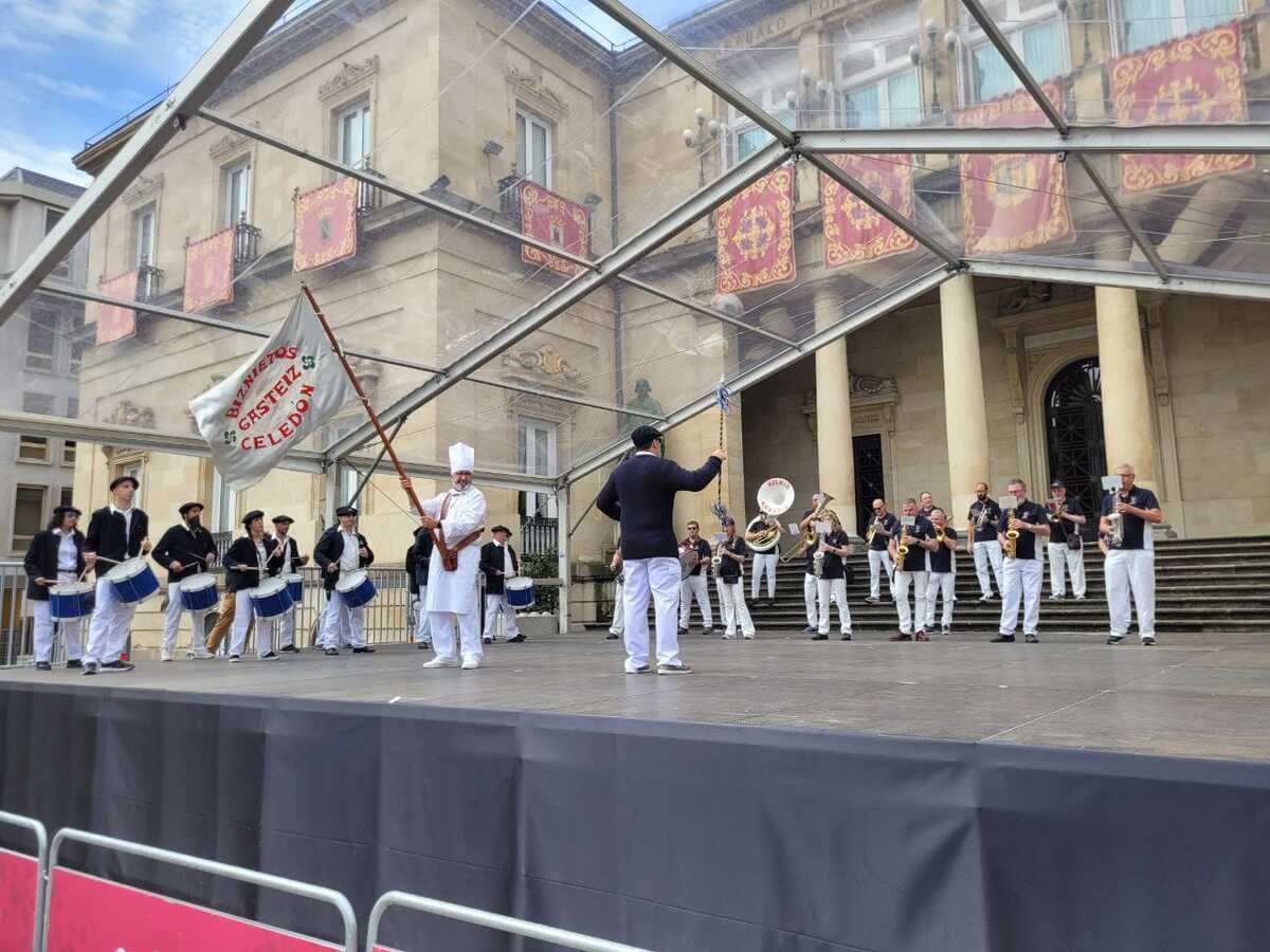 gasteizhoy's tweet card. Biznietos de Celedón recorrerá un año más las calles de Vitoria-Gasteiz para celebrar San Prudencio. Tocará el típico repertorio.