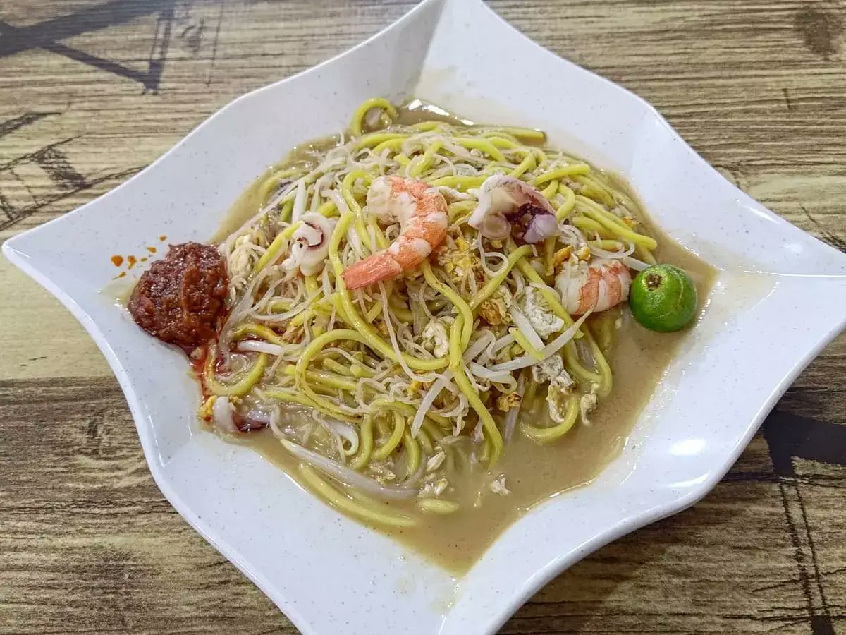 thefatguide's tweet card. A variety of local dishes including fried hokkien mee, prawn mee, laksa and more. Tastes not bad.