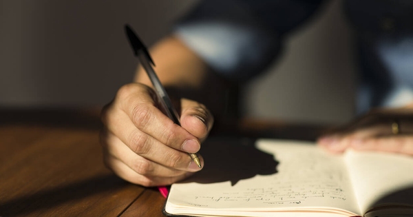 alb_olmos's tweet card. El oficio literario tiene más que ver con la evidencia contable que con el sentimiento vocacional