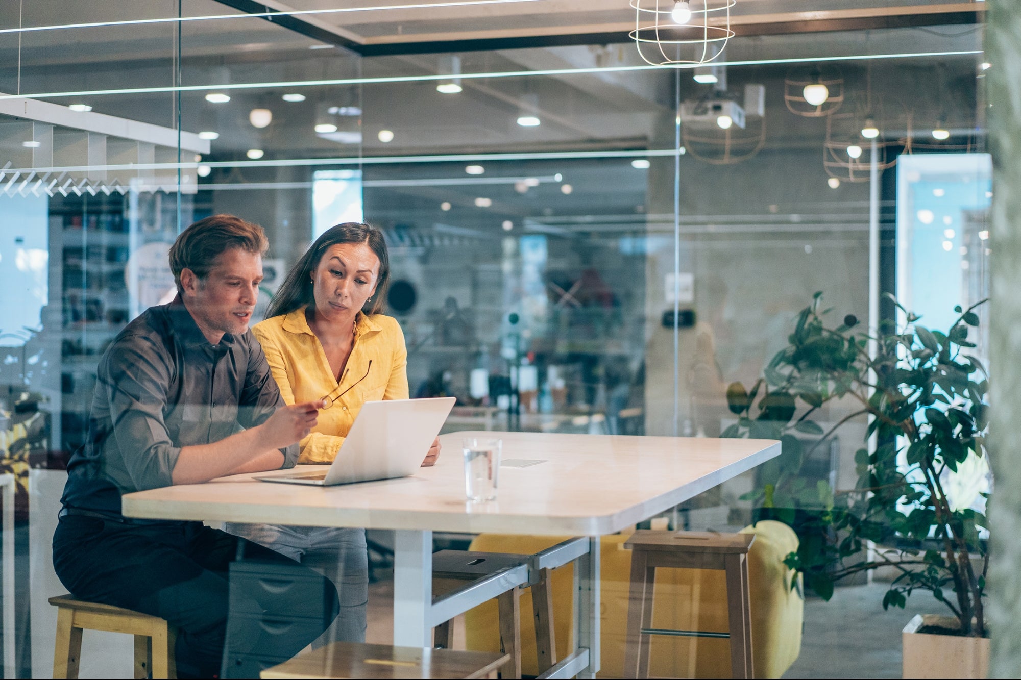 AngiesWebSpot's tweet card. El internet en México es clave para decisiones de compra. Las empresas B2B deben adaptarse a nuevas tendencias y generar estrategias de venta digital eficientes para mantener la competitividad.