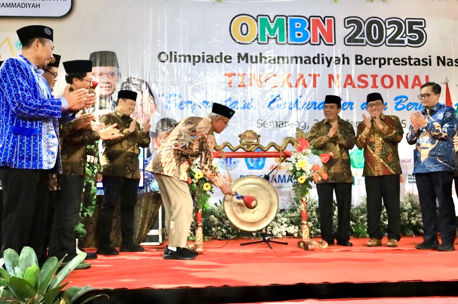 muhammadiyah's tweet card. Olimpiade Muhammadiyah Berprestasi Nasional (OMBN) resmi dibuka oleh Ketua Umum Pimpinan Pusat Muhammadiyah Haedar Nashir