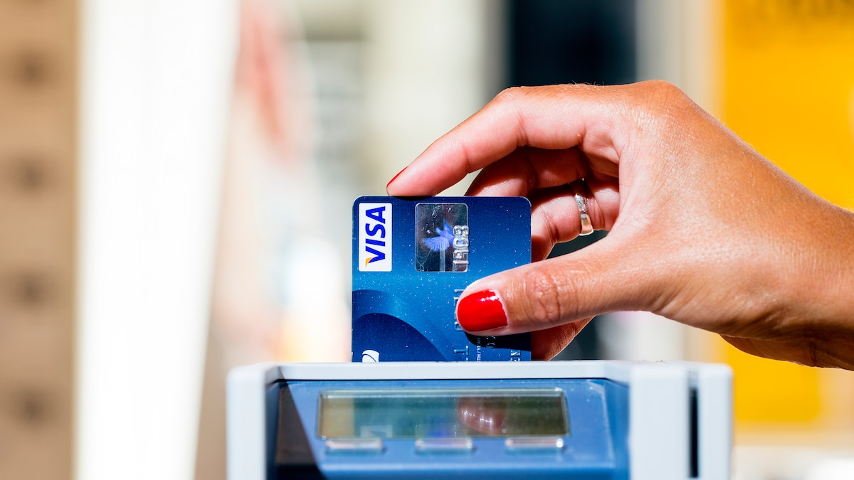 BrianAMikkelsen's tweet card. Det skal ikke længere være din ret at betale med kontanter i butikkerne, mener Dansk Erhverv. Flere partier er skeptiske.