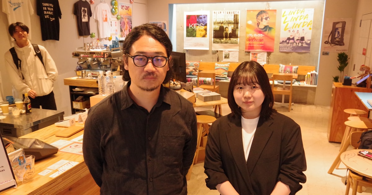 funkuso2nd's tweet card. 東京都墨田区のミニシアター系映画館「ストレンジャー」が事業の多角化に挑んでいる。創業者から2024年2月に引き継いだ現在の運営会社がわずか1年で黒字化を達成。関連業種の運営受託を始めた。現在受託する5店舗から26年中に倍増し、27年までに全体の売上高を24年度比5倍に引き上げる。ストレンジャーは、住宅や町工場が並ぶ都営新宿線菊川駅すぐにある。22年開設で、約50席のスクリーン1つとカフェを併設