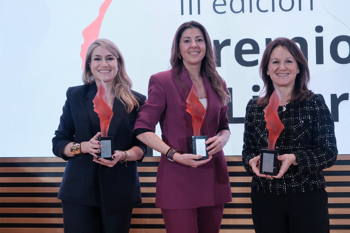 DinamizacionORG's tweet card. Teresa Pereyra, Arantzazu Allende y Mercedes Oblanca recogen los galardones de la tercera edición