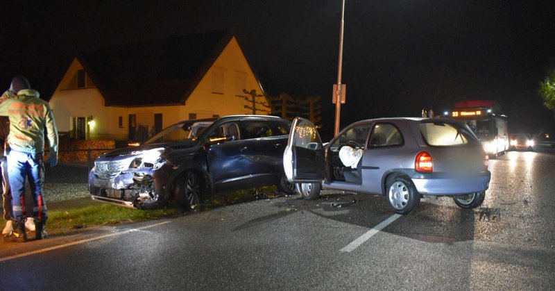 Politie neemt maaltijdbezorger mee na flinke botsing