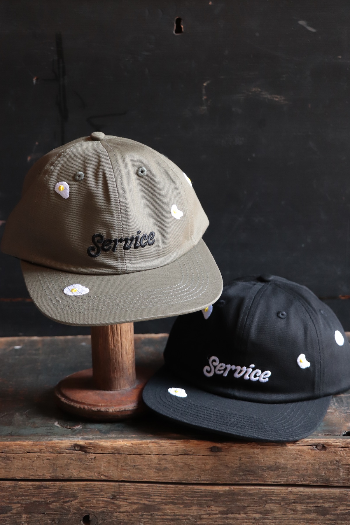 mambo19952015's tweet card. Service Works/サービスワークス2020年、ロンドンで誕生したブランドです。目玉焼きの刺繍が目を惹くキャップです。コーディネートに遊び心をプラスできるアイテム。男女問わずオススメです。カラー　オリーブ　/　ブラックサイズ　FREE(調整可)若干の色の違い、サイズの誤差がある場合がございます。ご了承くださいますようお願い致します。