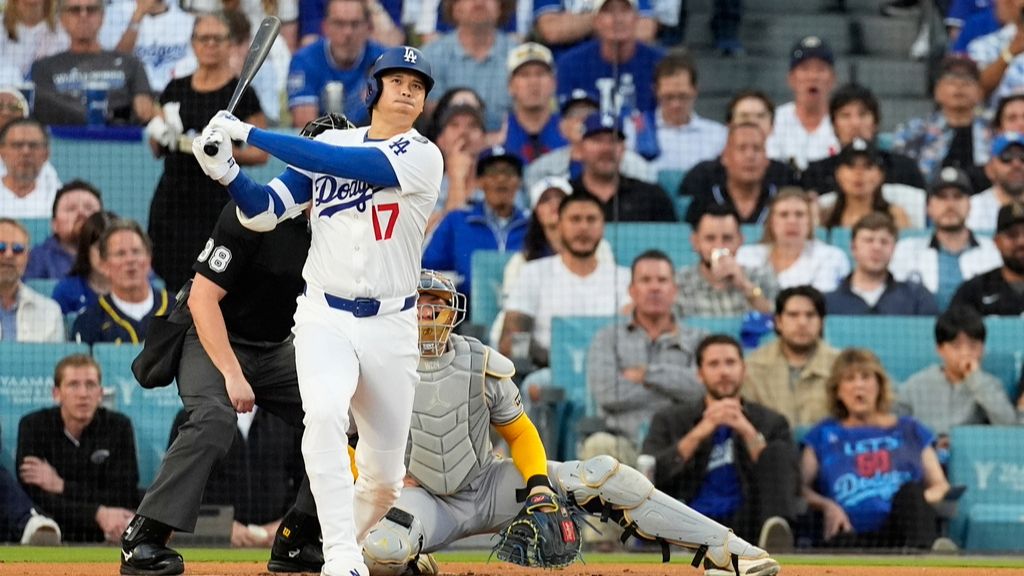 SpecNoticiasNYC's tweet card. Shohei Ohtani pega 3 jonrones y brilla en la loma en triunfo 5-1 ante Cerveceros.