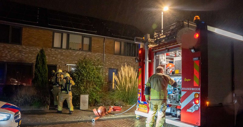 Brand door elektrische deken in IJsselmuiden, twee omstanders naar ziekenhuis