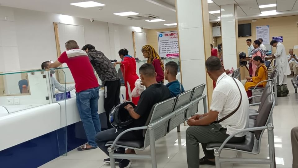 AU_DehradunNews's tweet card. भारतीय रिजर्व बैंक (आरबीआई) ने शुक्रवार को अचानक 2000 रुपये के नोट को चलन से वापस लेने की घोषणा की। जिसके बाद आज से बैंकों