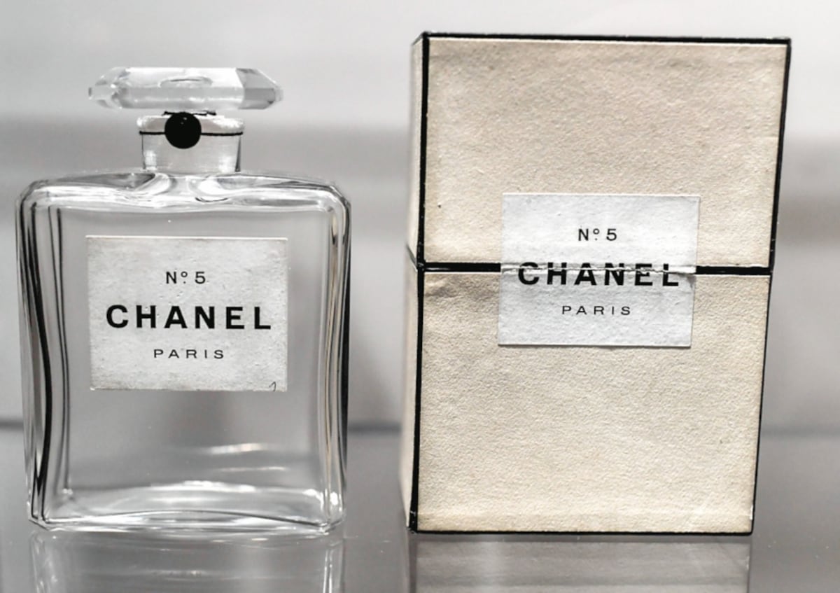 prensacom's tweet card. “¿Qué se pone para dormir?”. “Cinco gotas de Chanel Nº5”, confiaba Marilyn Monroe....