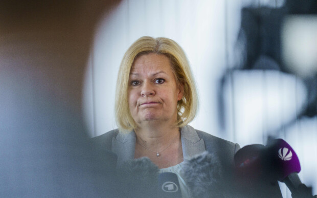 RolandTichy's tweet card. Zwei Arbeitstage vor ihrem Ausscheiden aus dem Amt verkündet Innenministerin Nancy Faeser: Der Verfassungsschutz hat die gesamte AfD als gesichert rechtsextremistisch eingestuft – die eigenen Hände...