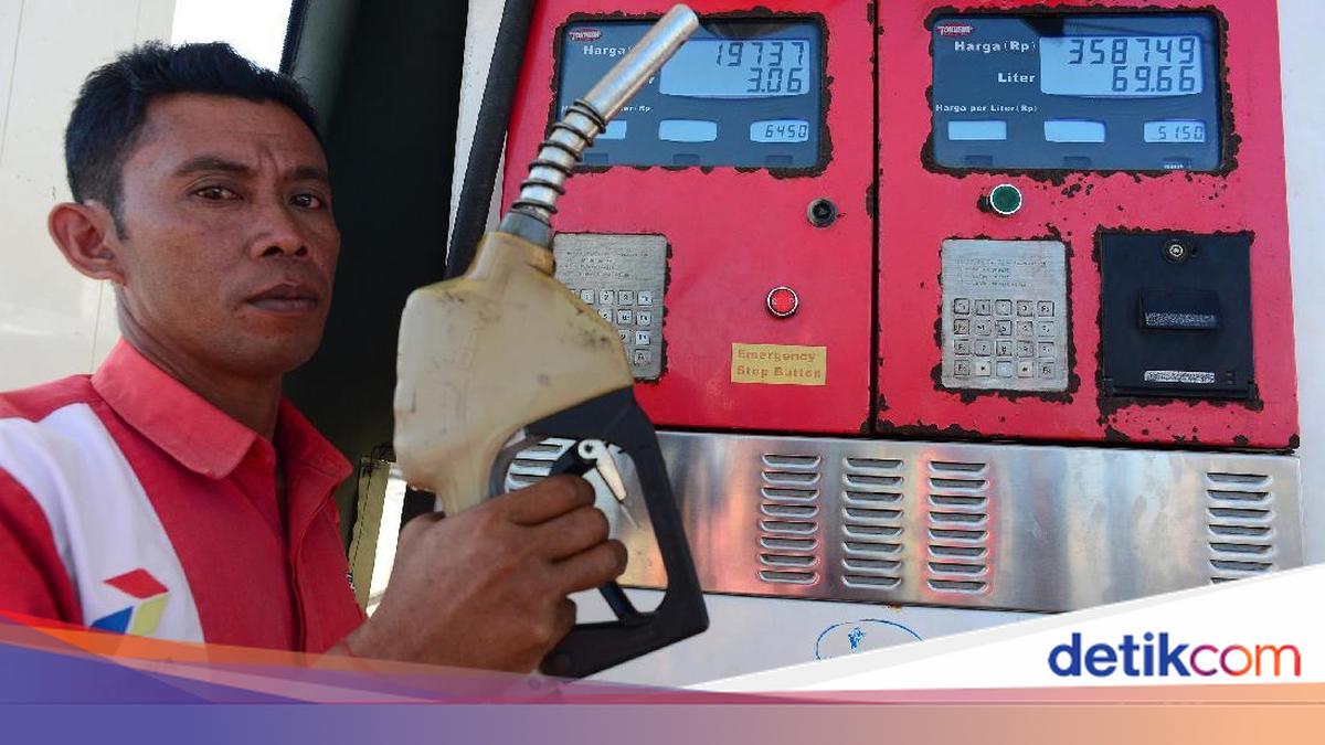 detikcom's tweet card. Khusus bulan ramadhan ini, Pertamina memberi diskon terhadap harga BBM hingga 30% kepada seluruh lapisan masyarakat di Indonesia.