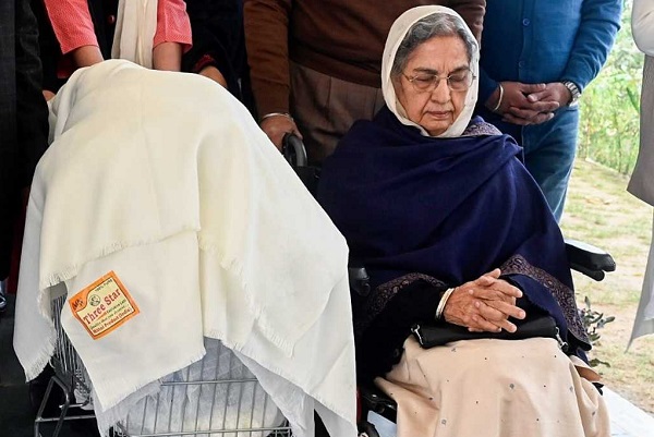 DAgniban's tweet card. पूर्व प्रधानमंत्री मनमोहन सिंह (Former Prime Minister Manmohan Singh) के निधन के बाद भी उनकी पत्नी गुरशरण कौर (Wife Gursharan Kaur) को मिलने वाली सुरक्षा जारी रहेगी। खबर है कि उनका CRPF जेड प्लस कवर...