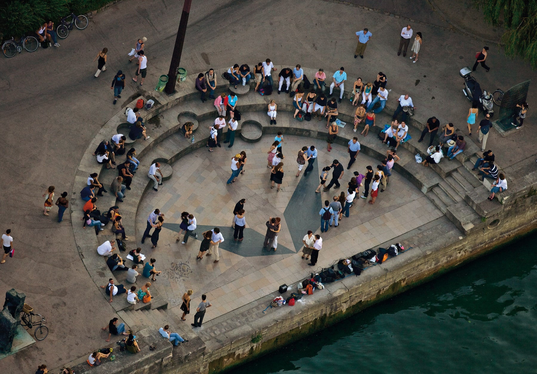 A_r_n_a_u_d_b's tweet card. Il y a de moins en moins d’enfants dehors, que ce soit dans les villes ou dans la nature, s’inquiète le Haut Conseil de la famille, de l'enfance et de l'âge (HCFEA) dans un rapport qui interroge la...