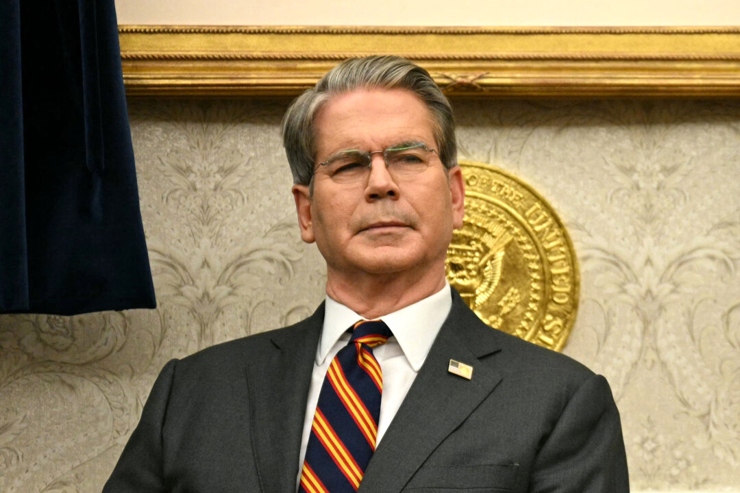 FactoSphereNews's tweet card. ‘I am very, very optimistic on 2026. We have set the table for a very strong, non-inflationary growth economy,’ the Treasury secretary said.