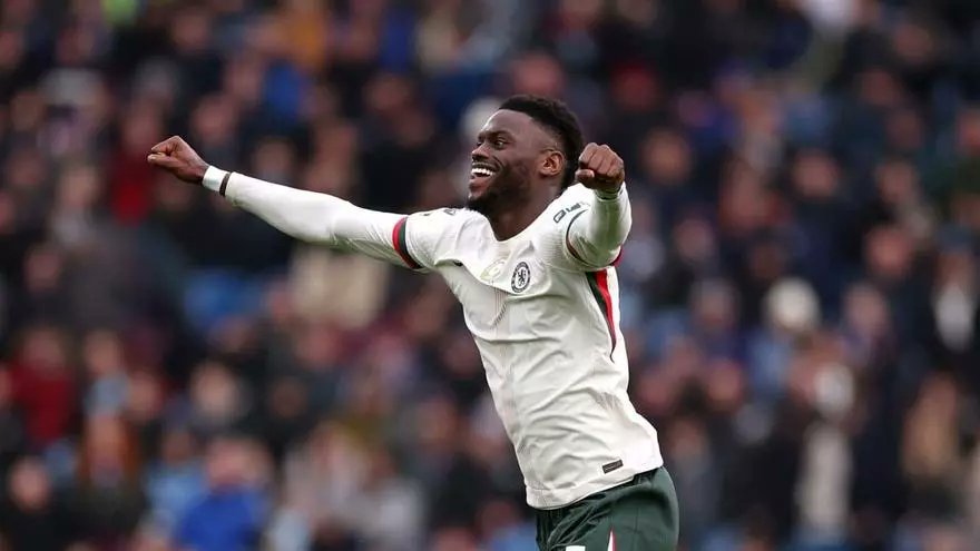 fcbarcelonar_'s tweet card. تشيلسي لم يُخفق في آخر اختبار له قبل مواجهة نادي برشلونة في دوري أبطال أوروبا , فريق إنزو ماريسكا، الذي أكد أن كول بالمر لن يشارك هذا الثلاثاء بعد تعرضه لحادث