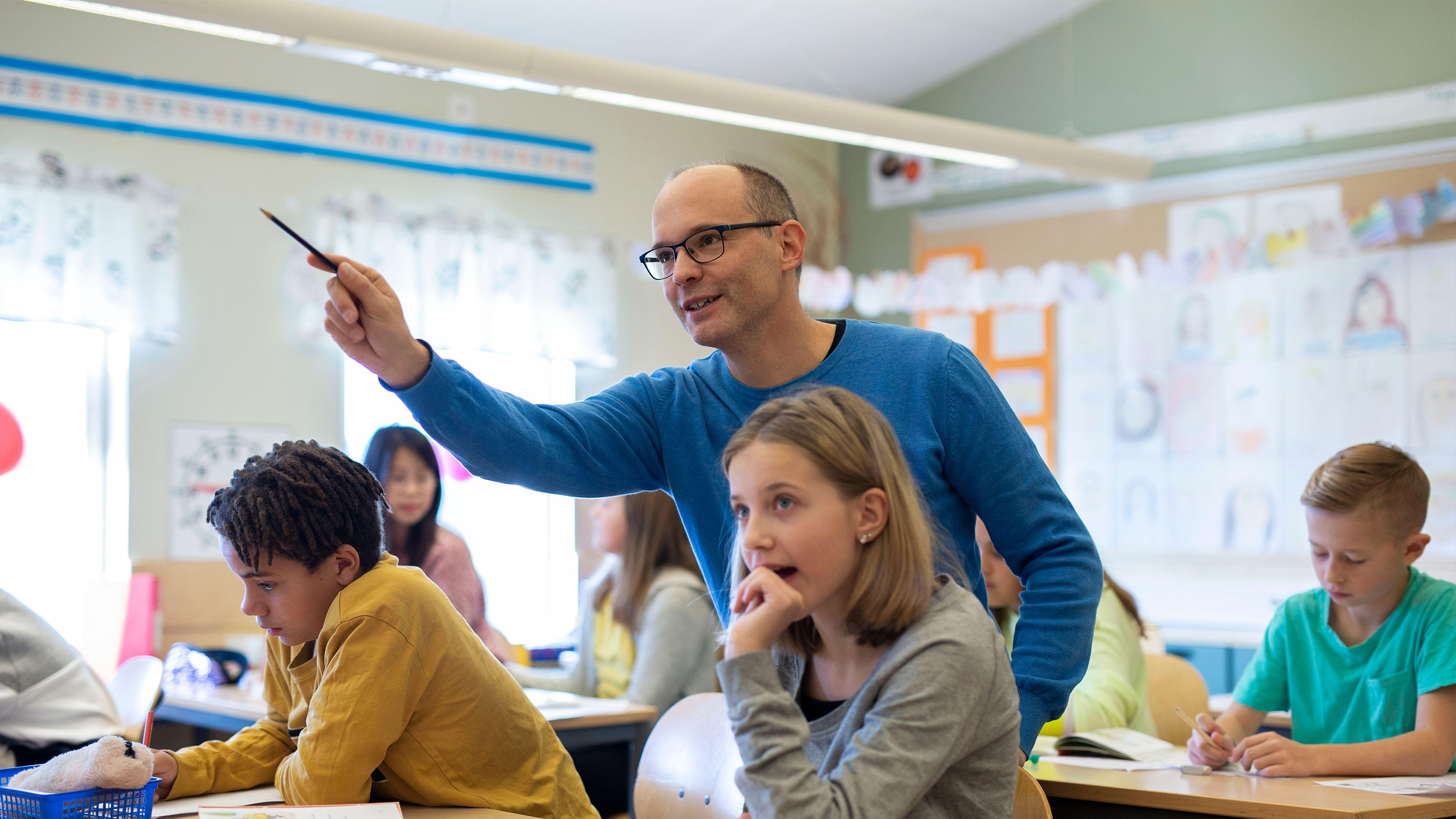 digitalmediawiz's tweet card. For one teacher, an effort to build strong relationships with his students resulted in higher test scores and lower math anxiety.